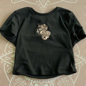 Black cropped dragon shirt